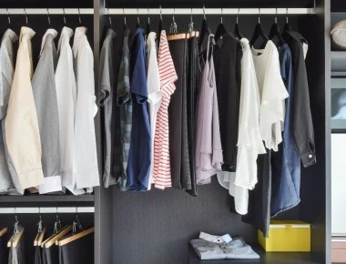 Αυτό είναι το κόλπο για να μην «πιάνει» υγρασία η ντουλάπα σας